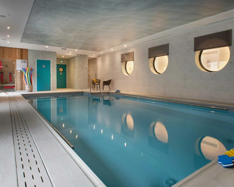 residence-senior-cherbourg-piscine.jpg