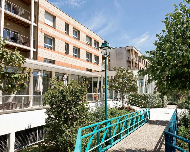 residence-senior-ROMORANTIN-exterieur.jpg