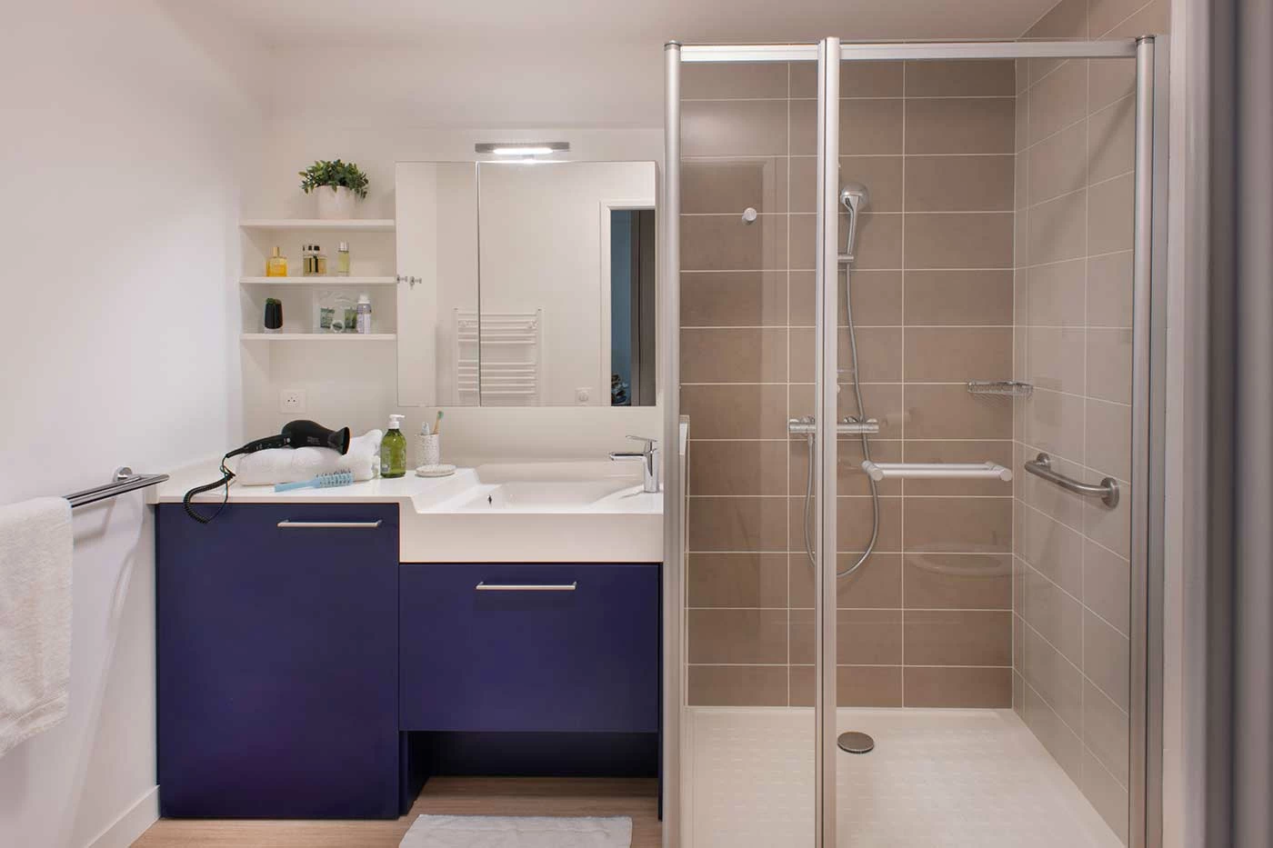 residence senior joue les tours salle de bain