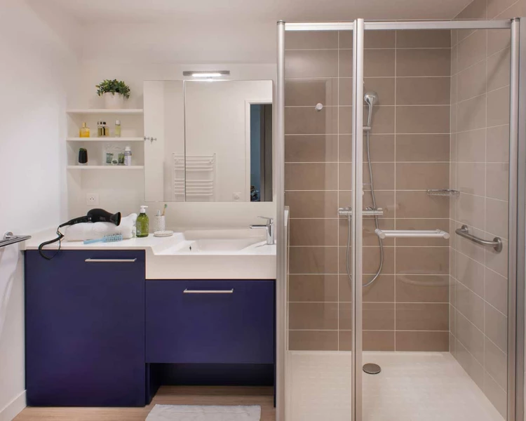 residence senior joue les tours salle de bain