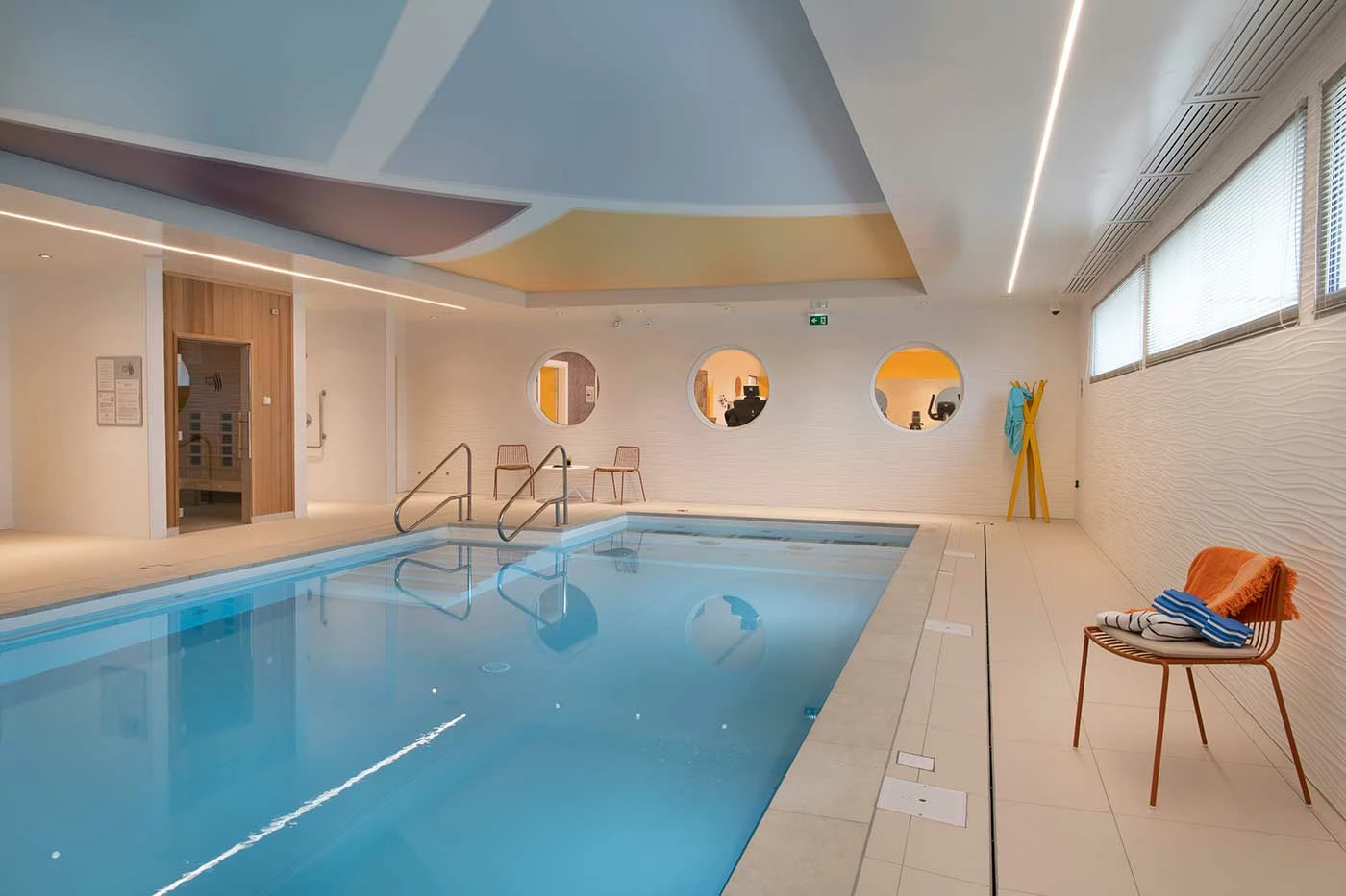 residence senior joue les tours piscine