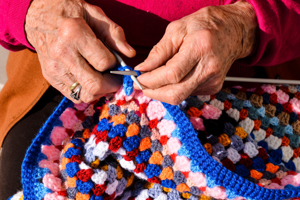 femme-senior-qui-tricote