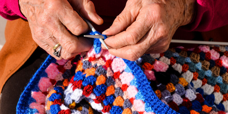 femme-senior-qui-tricote