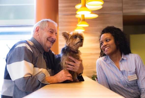 residente-domitys-avec-chien-accueil-residence