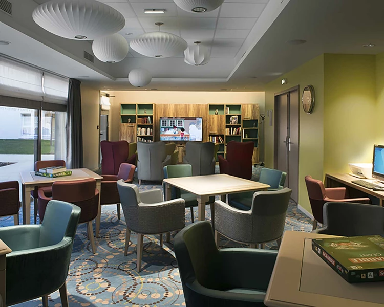 residence-senior-domitys-salon.jpg