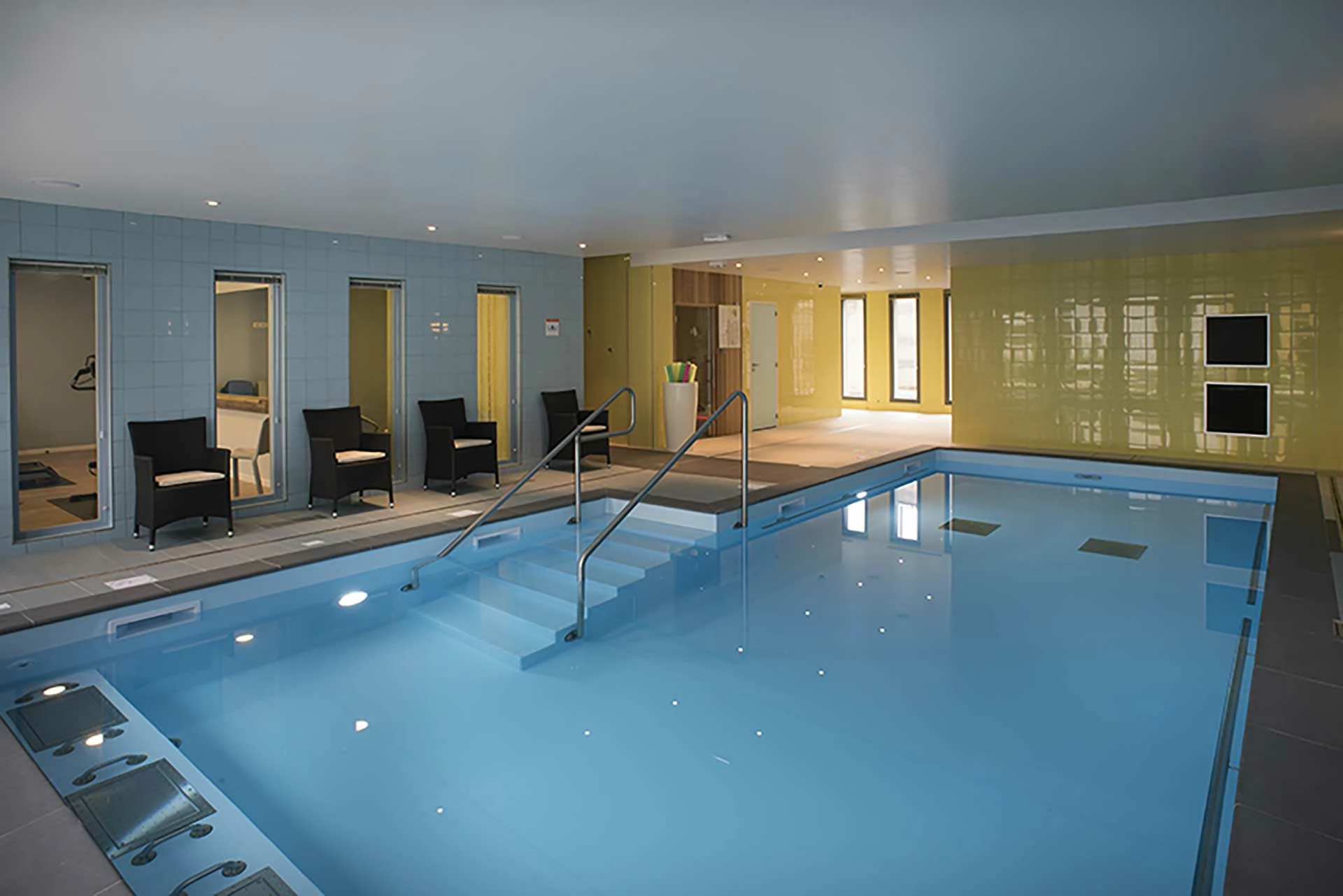 residence-senior-domitys-piscine.jpg