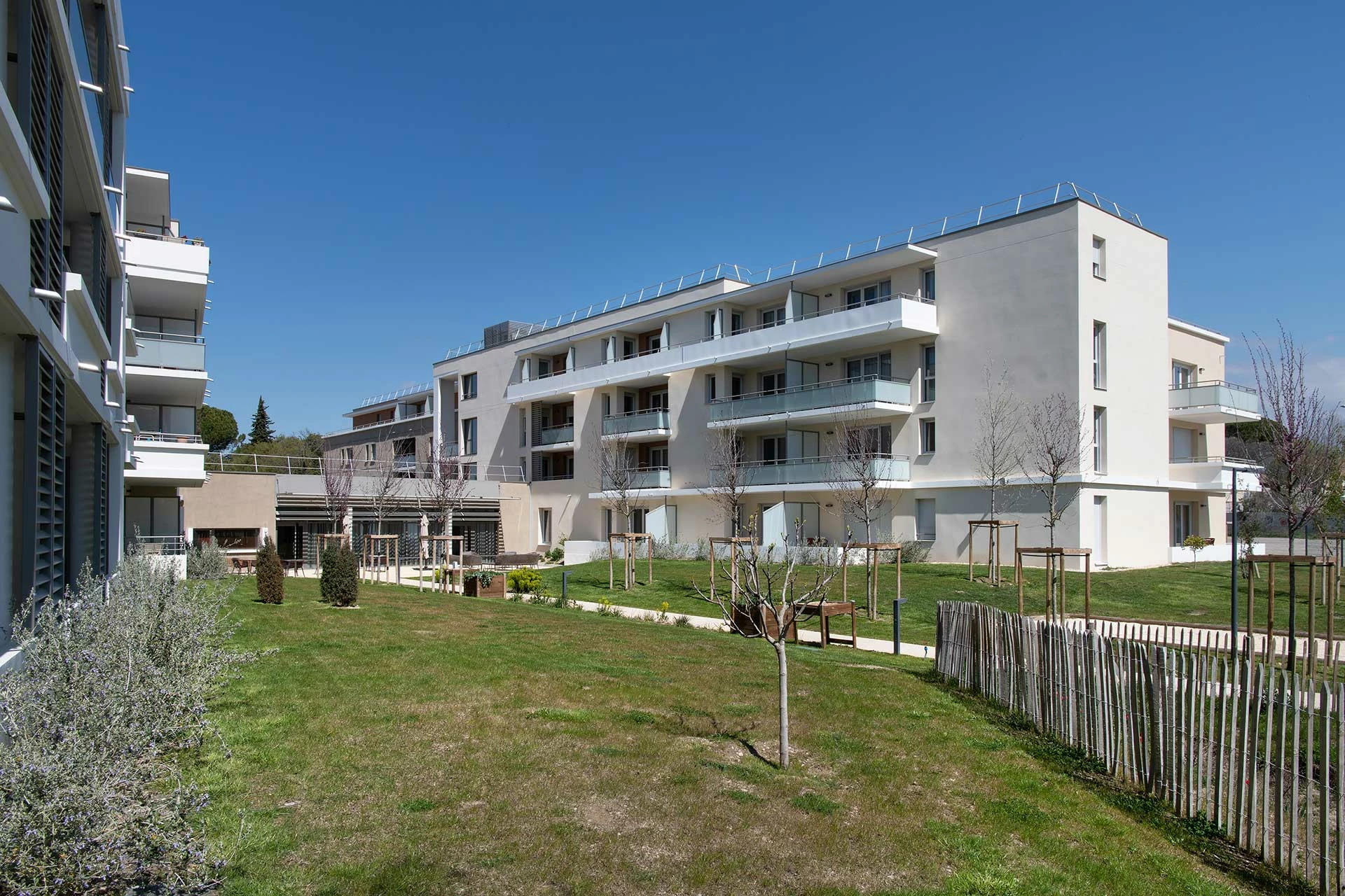 residence-senior-carpentras-exterieur.jpg