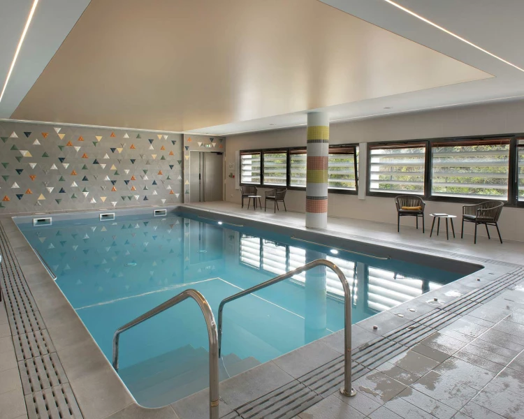 residence-senior-domitys-piscine.jpg