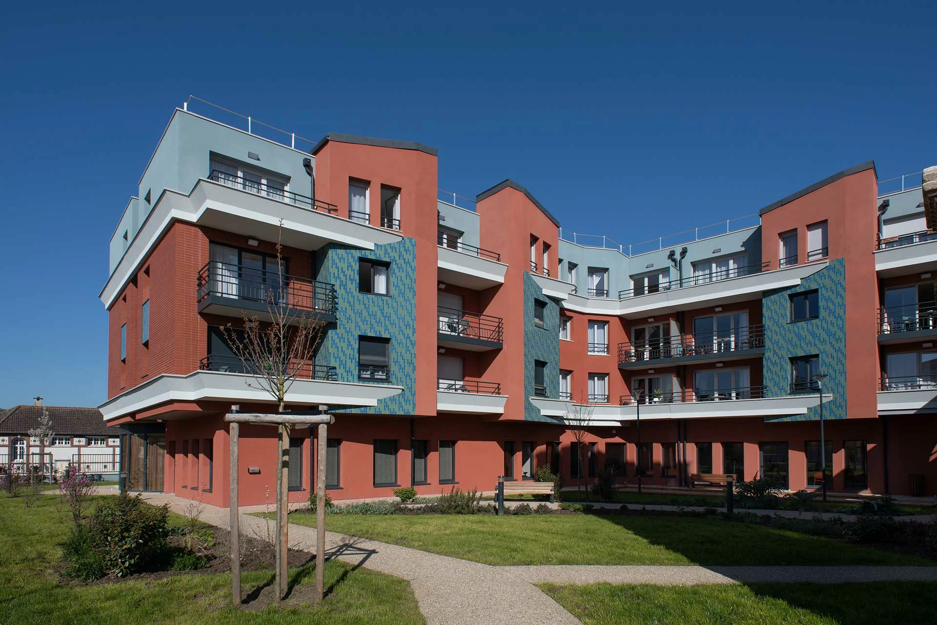 residence-senior-saint-aubin-les-elbeuf-exterieur.jpg