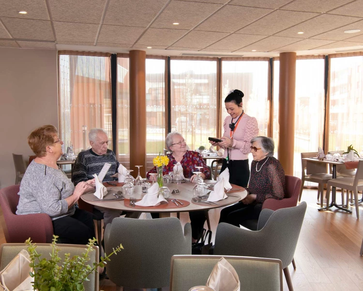 residence-senior-saint-aubin-les-elbeuf-restaurant.jpg