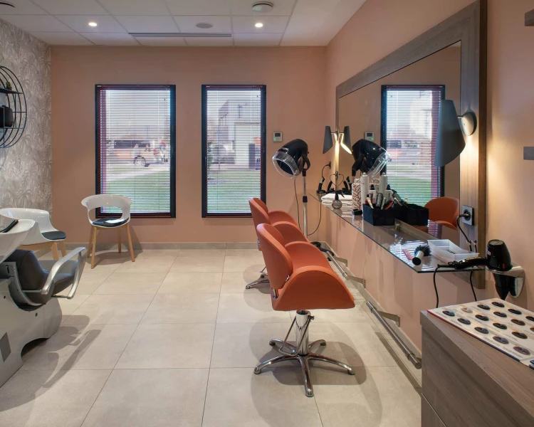 residence-senior-saint-aubin-les-elbeuf-coiffeur.jpg