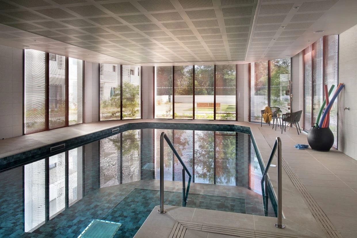 residence-senior-domitys-piscine.jpg