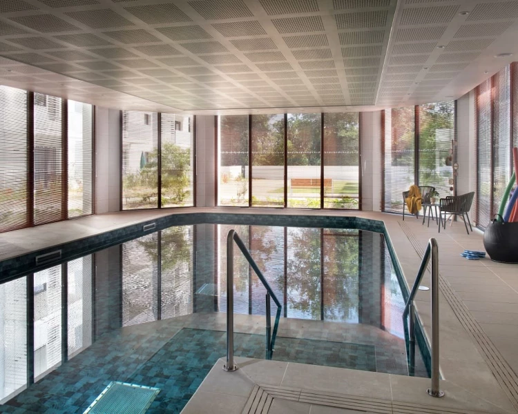 residence-senior-domitys-piscine.jpg