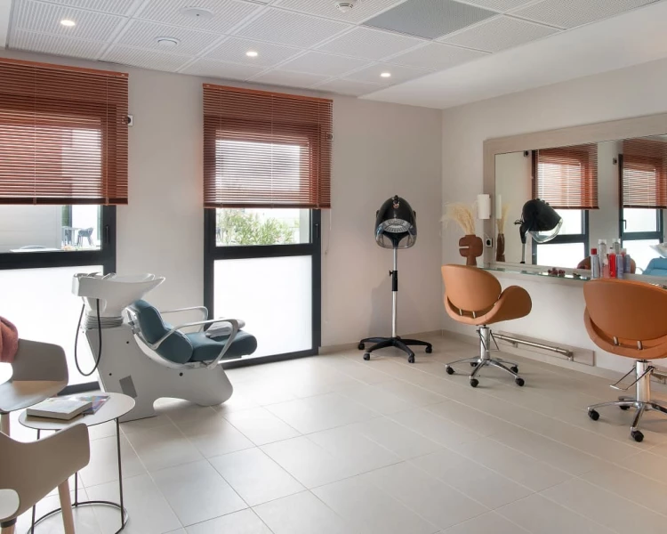 residence-senior-domitys-coiffeur.jpg