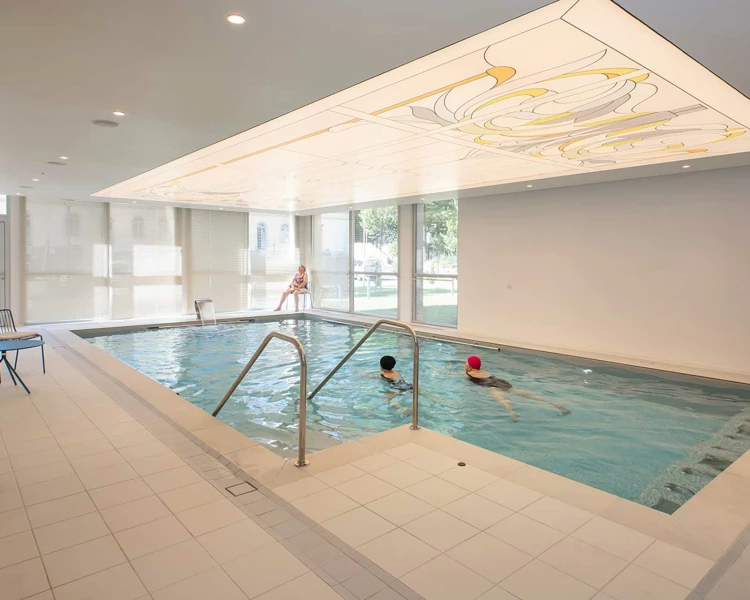 residence-senior-domitys-piscine.jpg