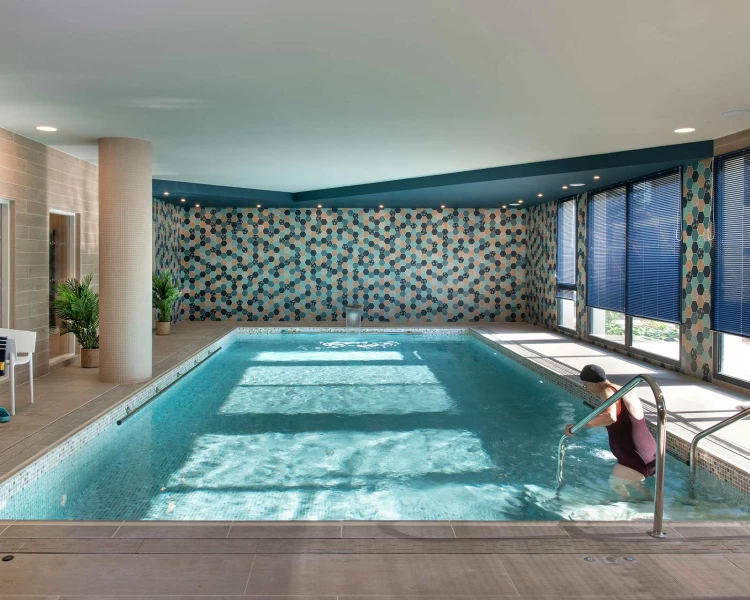 residence-senior-domitys-piscine.jpg