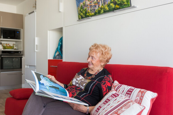 femme-senior-appartement-domitys.jpeg