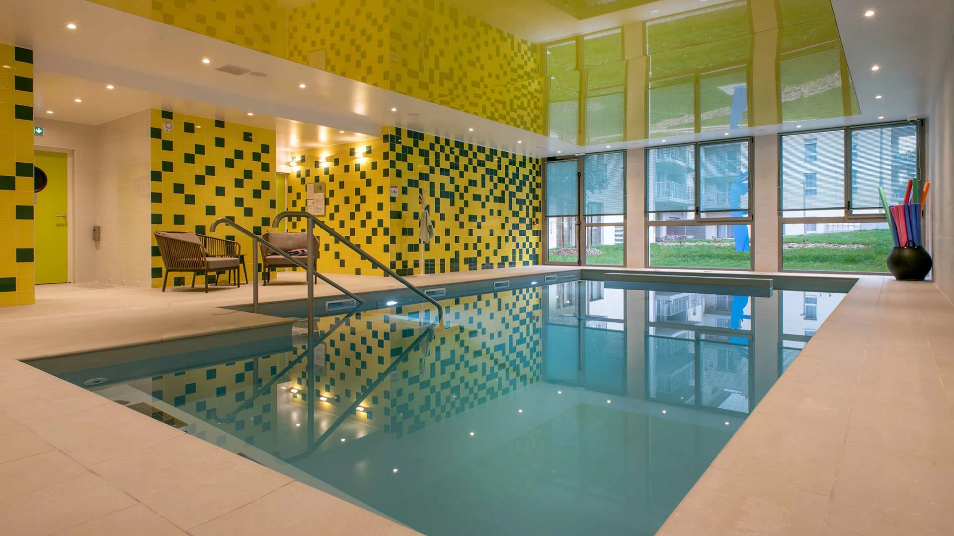 residence-senior-le-puy-en-velay-piscine.jpg