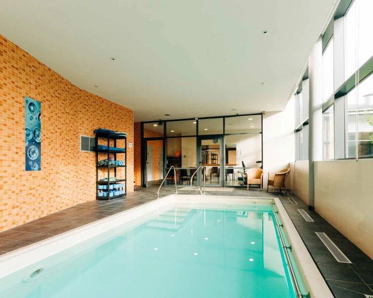 residence-senior-vitre-piscine.jpg