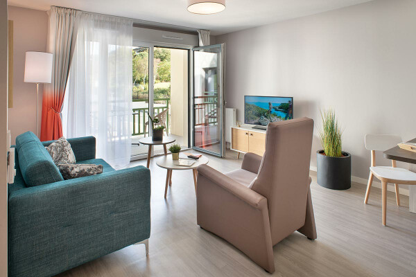 residence-senior-dives-sur-mer-sejour.jpg