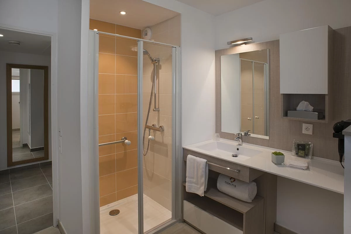 résidence senior saint-raphaël salle de bain