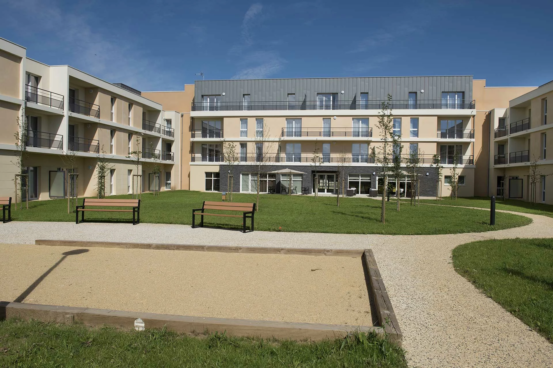 residence-senior-poitiers-cour.jpg