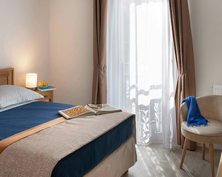 residence-senior-alencon-chambre.jpg