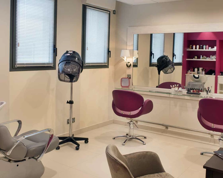 residence-senior-angers-coiffeur