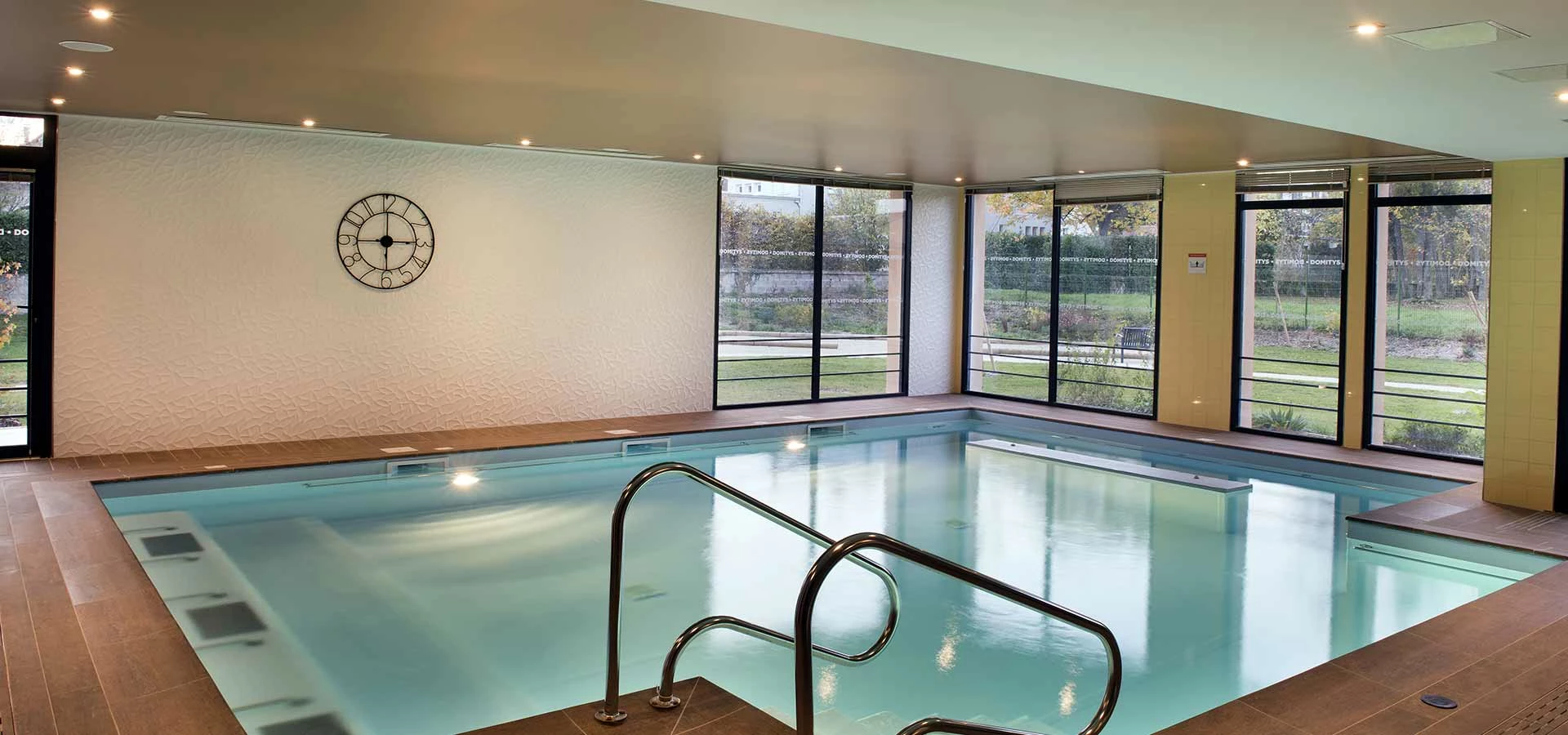 residence-senior-auxerre-piscine