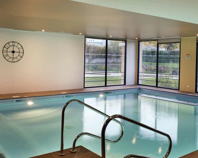 residence-senior-auxerre-piscine