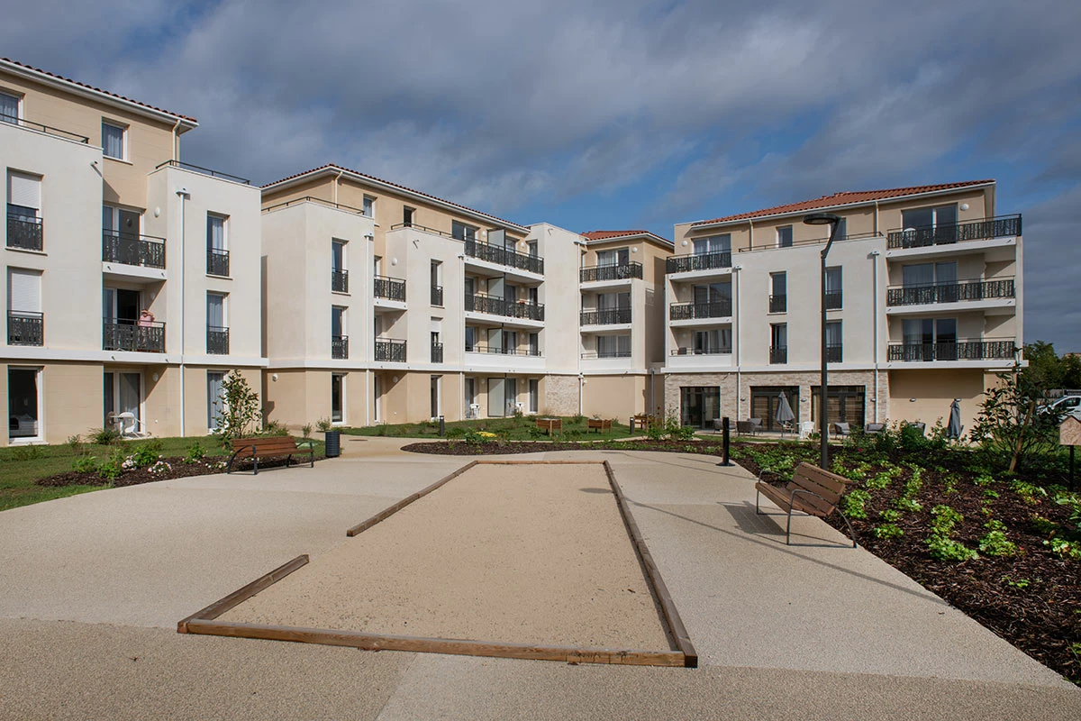 residence-senior-lisledespagnax-exterieur.jpg