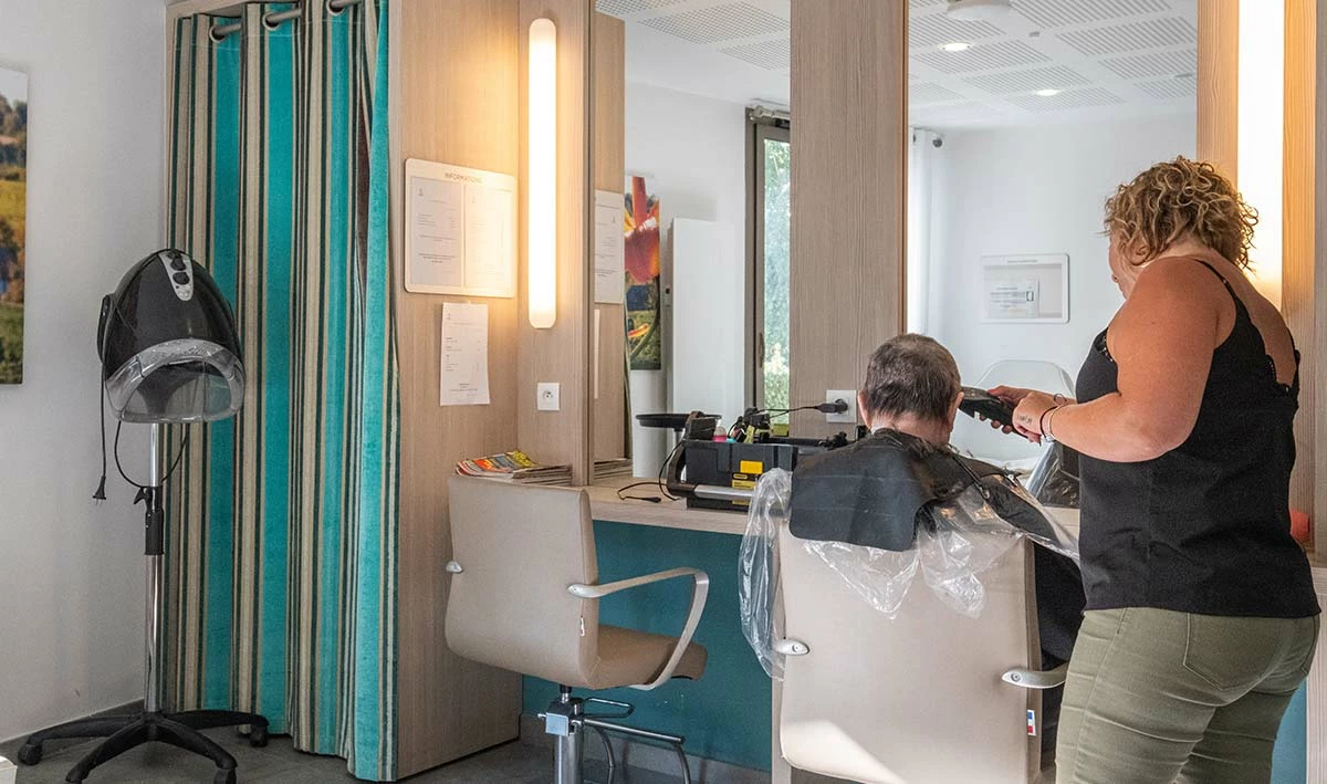 residence-senior-domitys-coiffeur.jpg