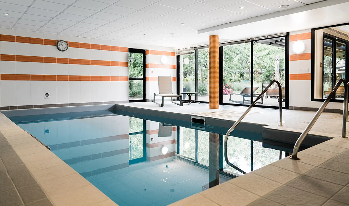 residence-senior-laille-piscine.jpg