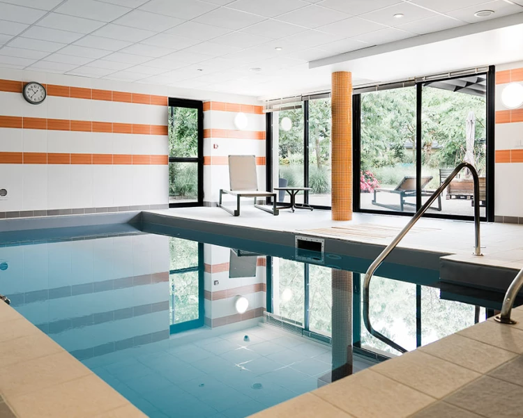 residence-senior-laille-piscine.jpg