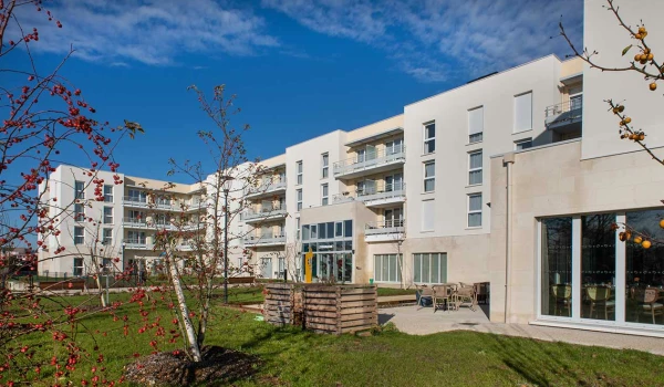 residence-senior-sens-exterieur.jpg