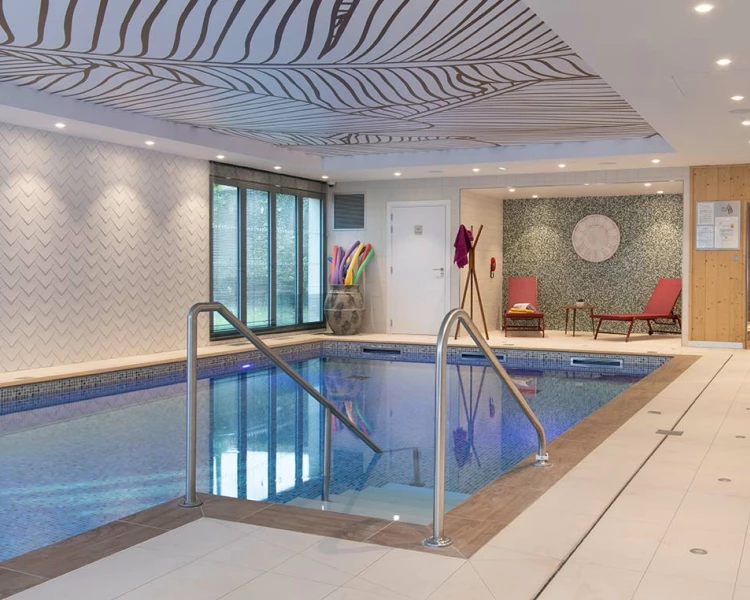 residence-senior-domitys-piscine.jpg