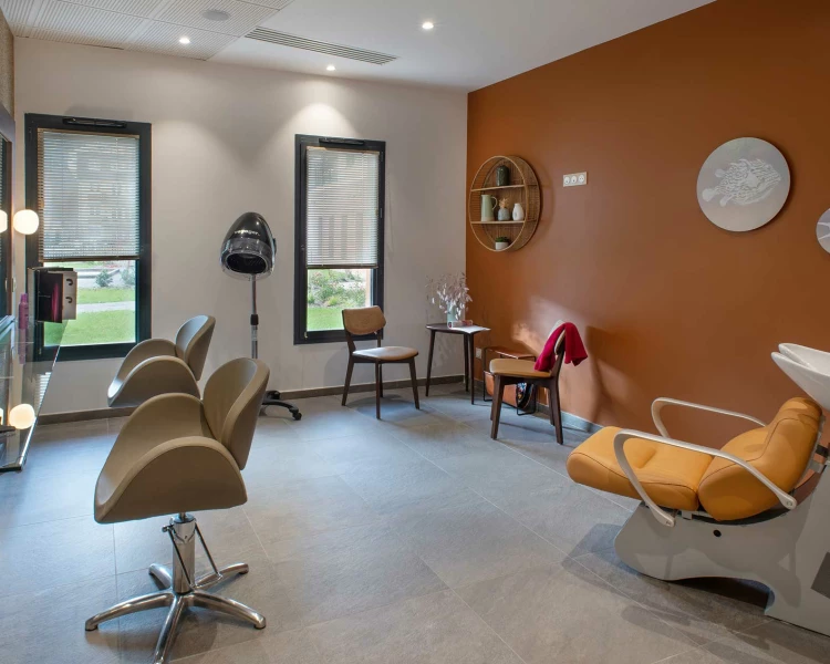 residence-senior-domitys-coiffeur.jpg