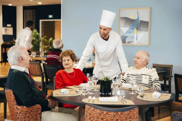 04-residents-domitys-restaurant-dejeuner-avec-chef