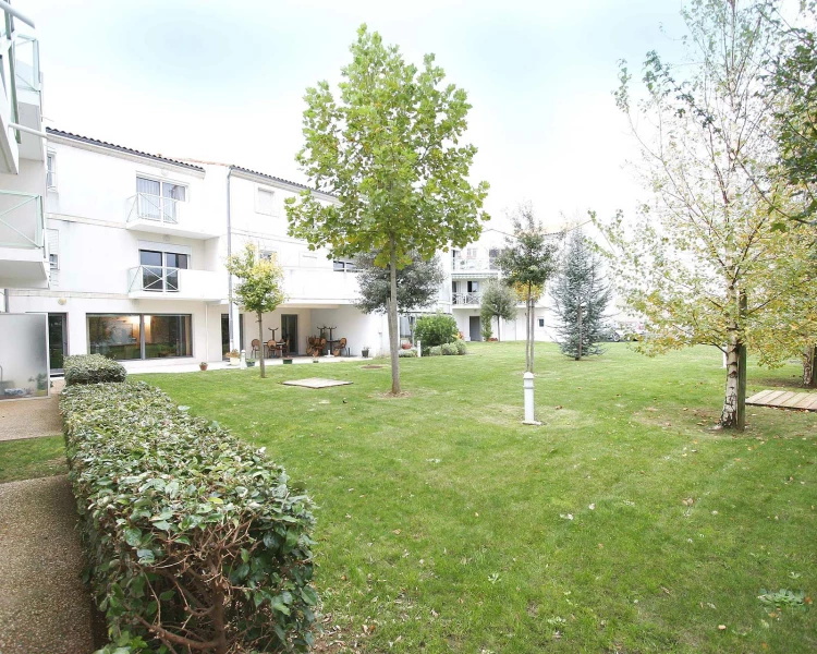 residence-senior-dompierre-sur-mer-exterieur.jpg