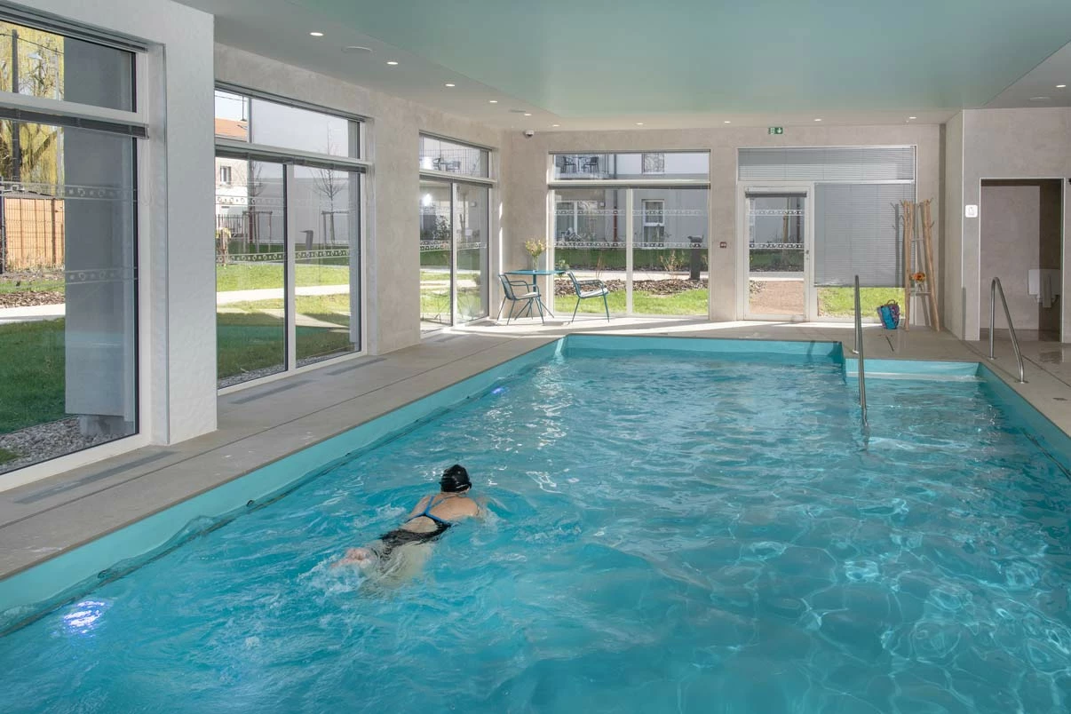 residence-senior-domitys-piscine.jpg