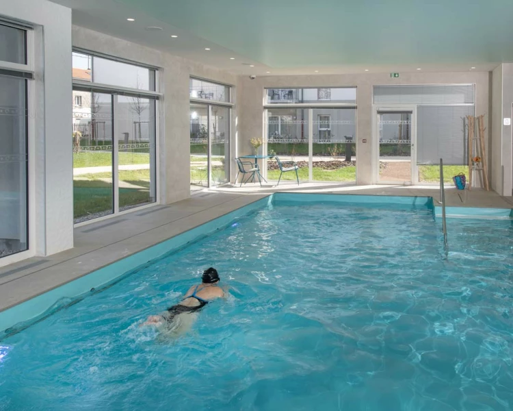 residence-senior-domitys-piscine.jpg