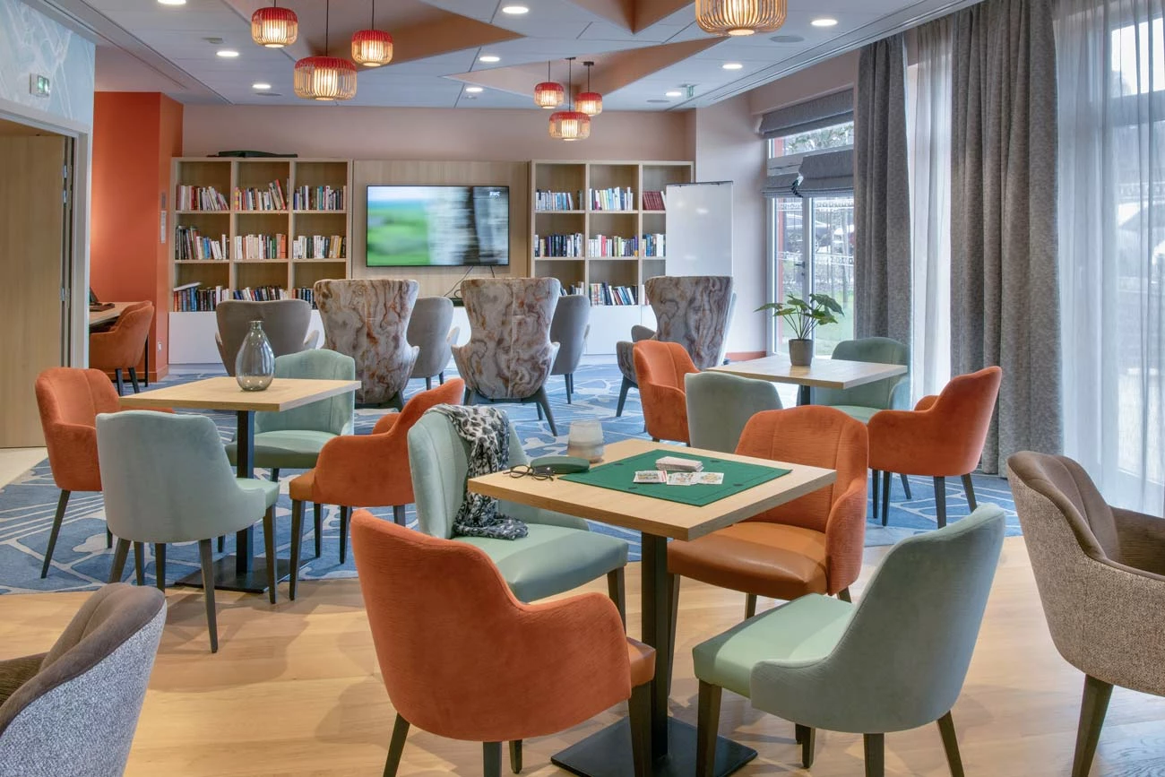 residence-senior-domitys-salon.jpg