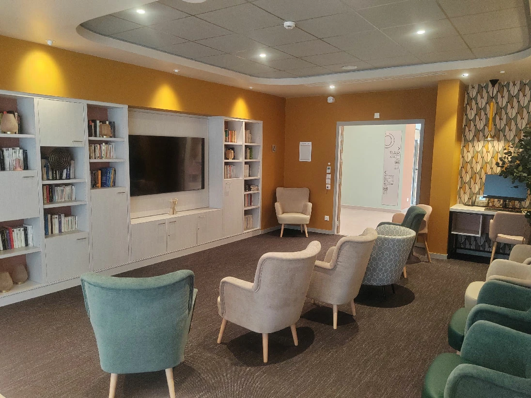 residence-senior-domitys-salon.jpg