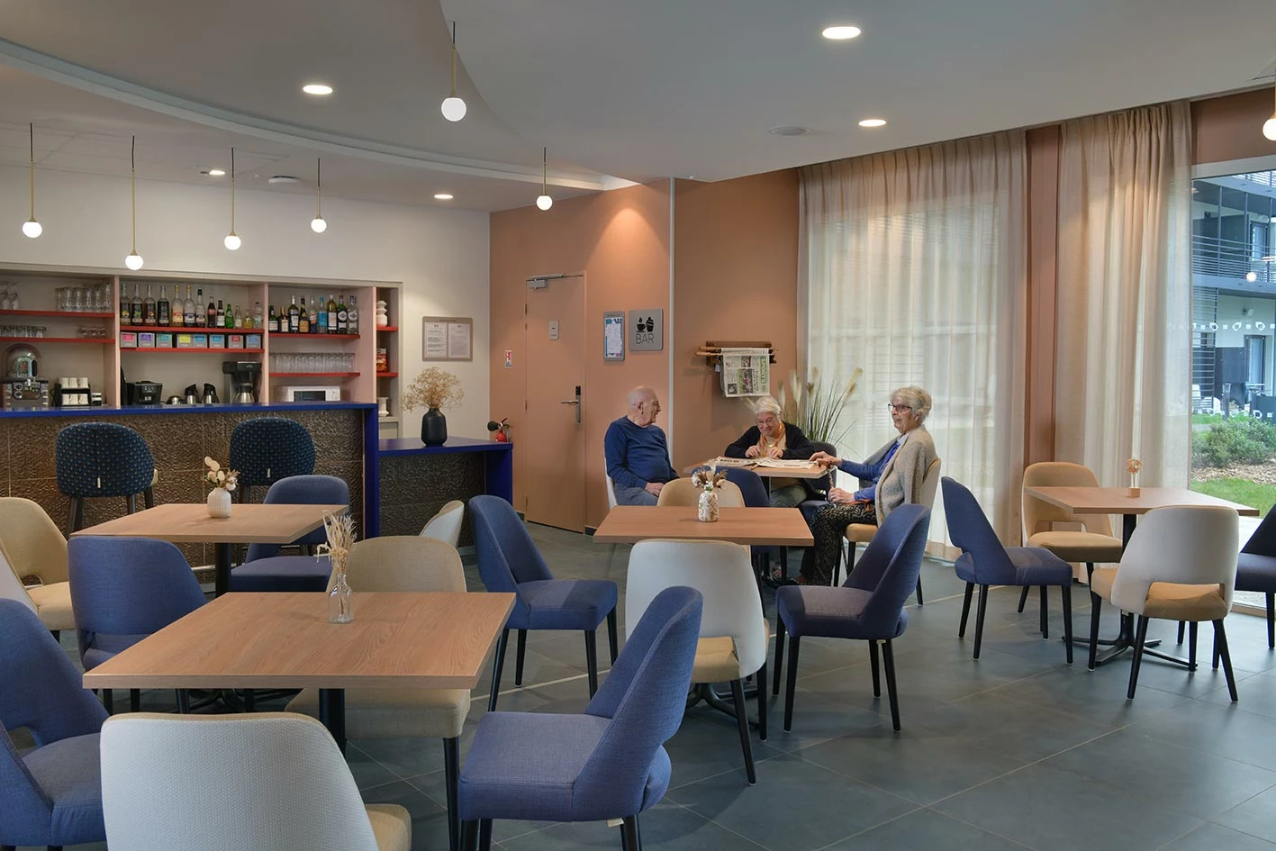 residence-senior-domitys-bar.jpg