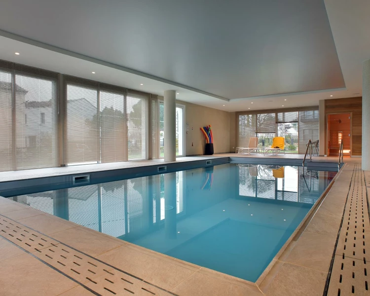 residence-senior-domitys-piscine.jpg