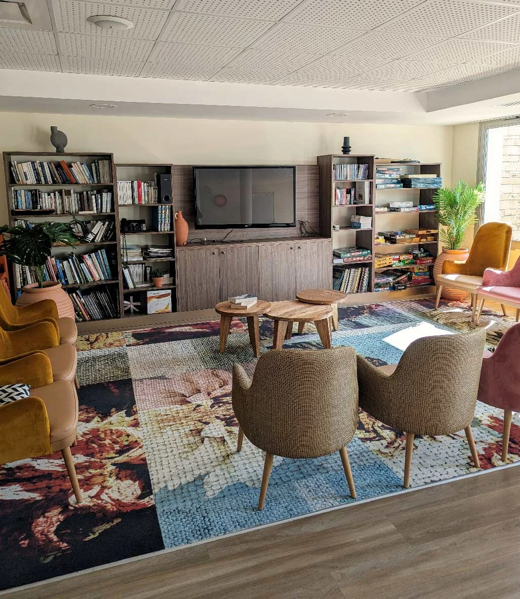 residence-senior-domitys-salon.jpg