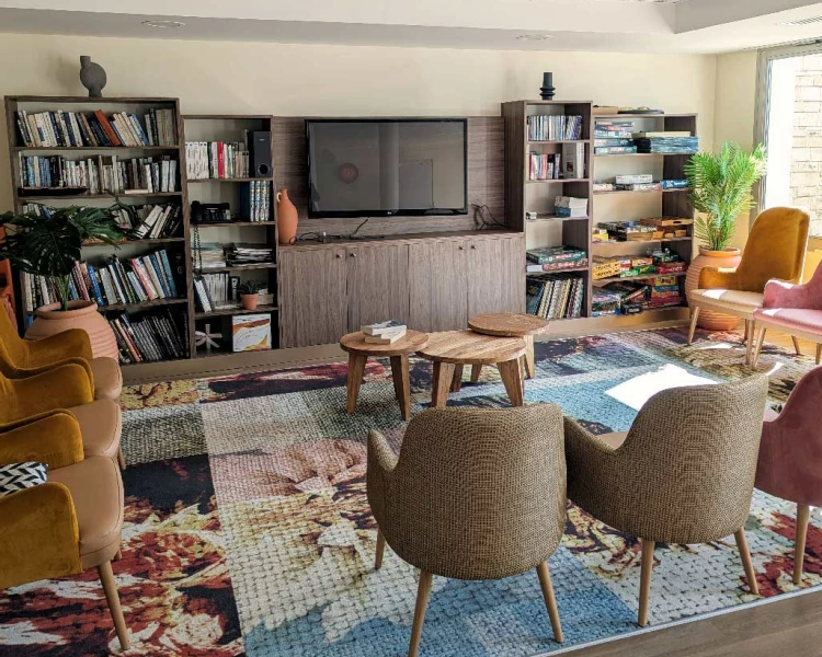 residence-senior-domitys-salon.jpg