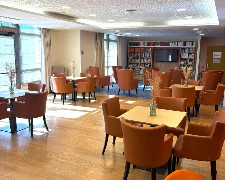residence-senior-saint-doulchard-salon.jpg