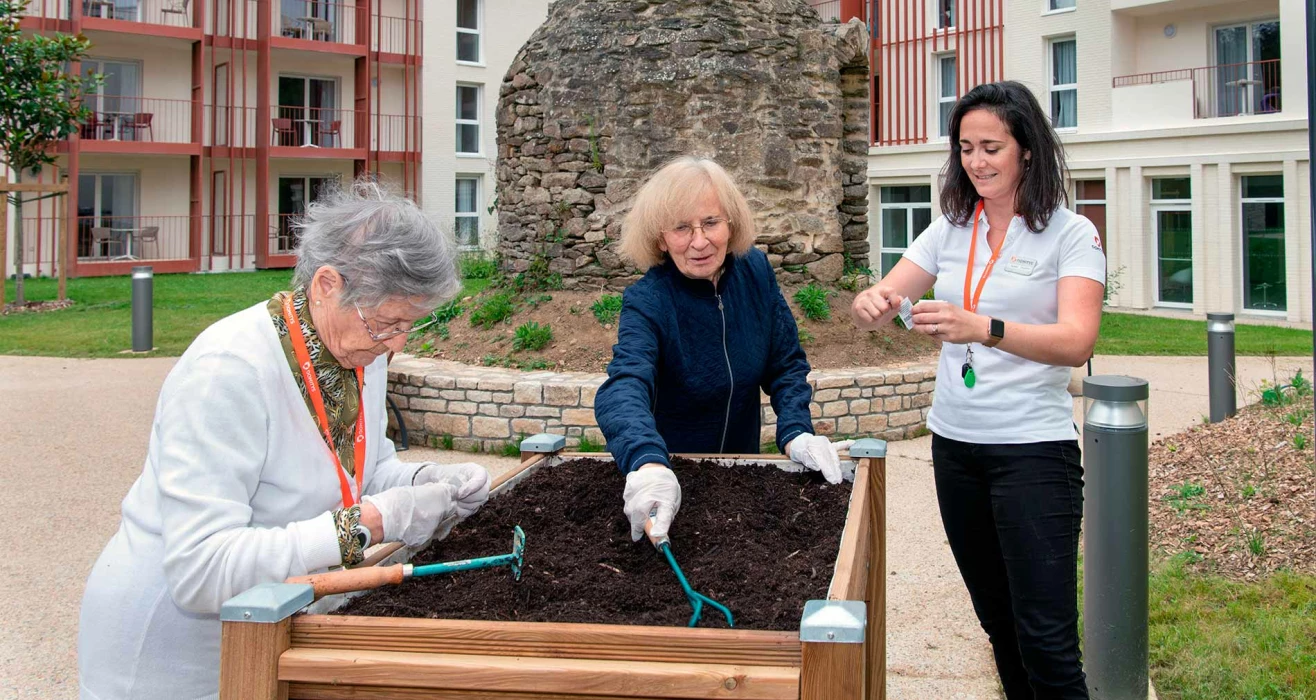 femme-senior-jardinage