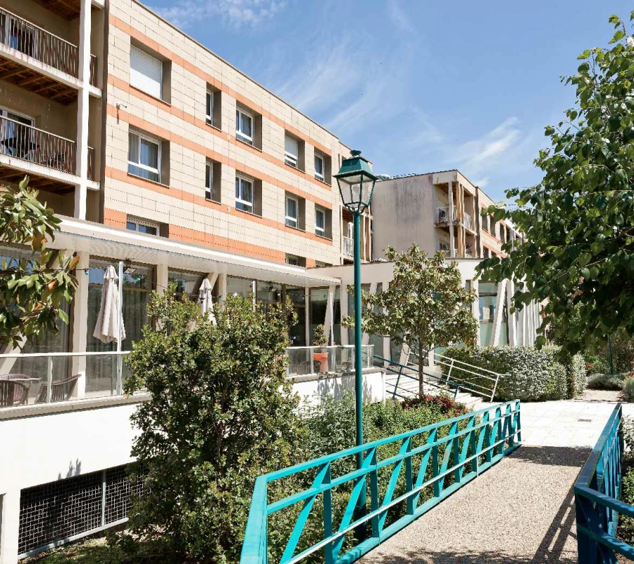 residence-senior-ROMORANTIN-exterieur.jpg